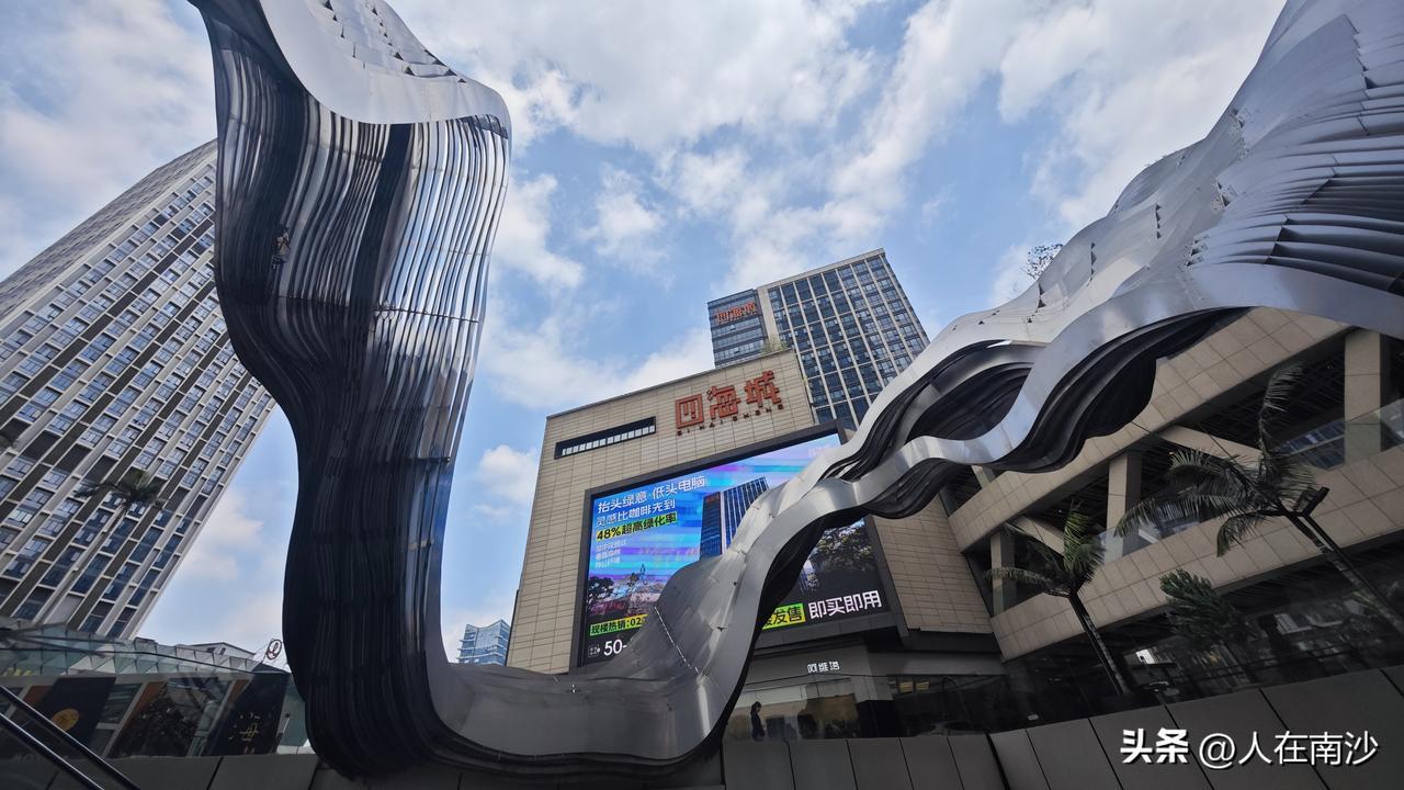 番禺万博cbd，确实有那么点CBD的味道，四海城还是挺高大上的，就是那个地下空间