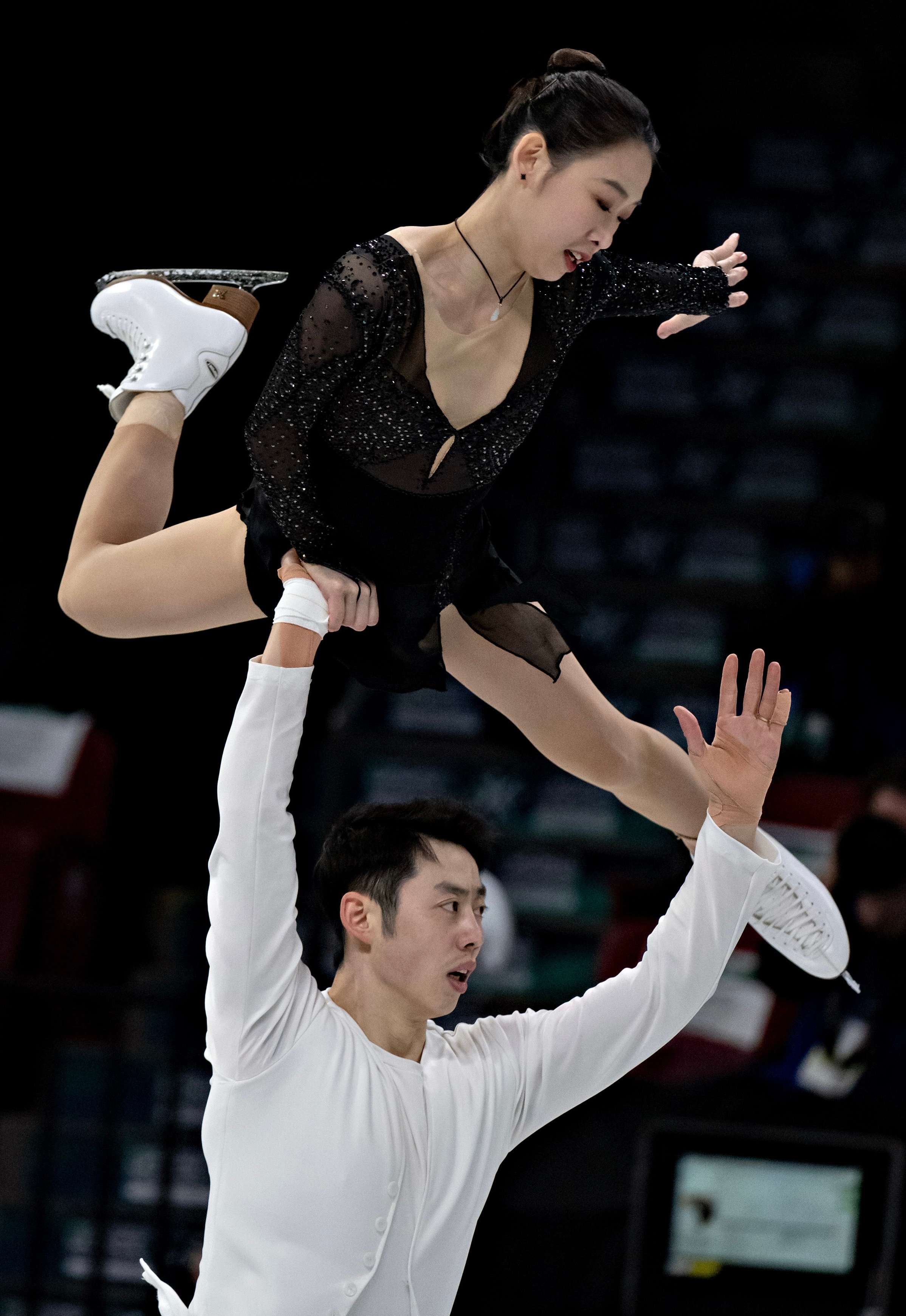 体育确实有意思：有足球，还有手球；有举重，还有举人…… ​​​