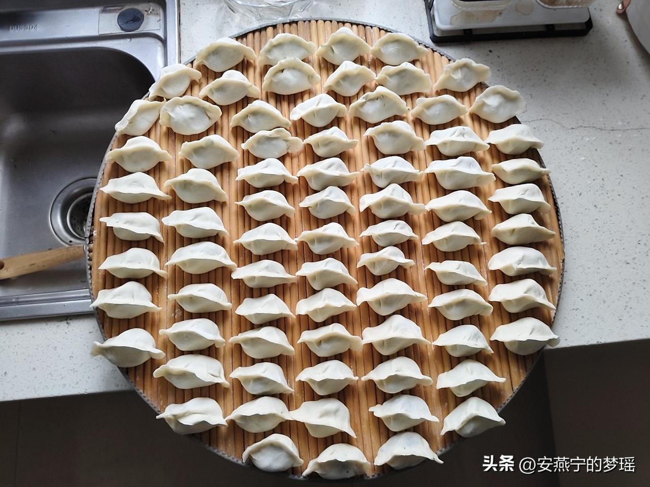 下午的杰作，等待下锅！

农家小院自己种植的茴香苗，只有一小片，包了好几次水饺了
