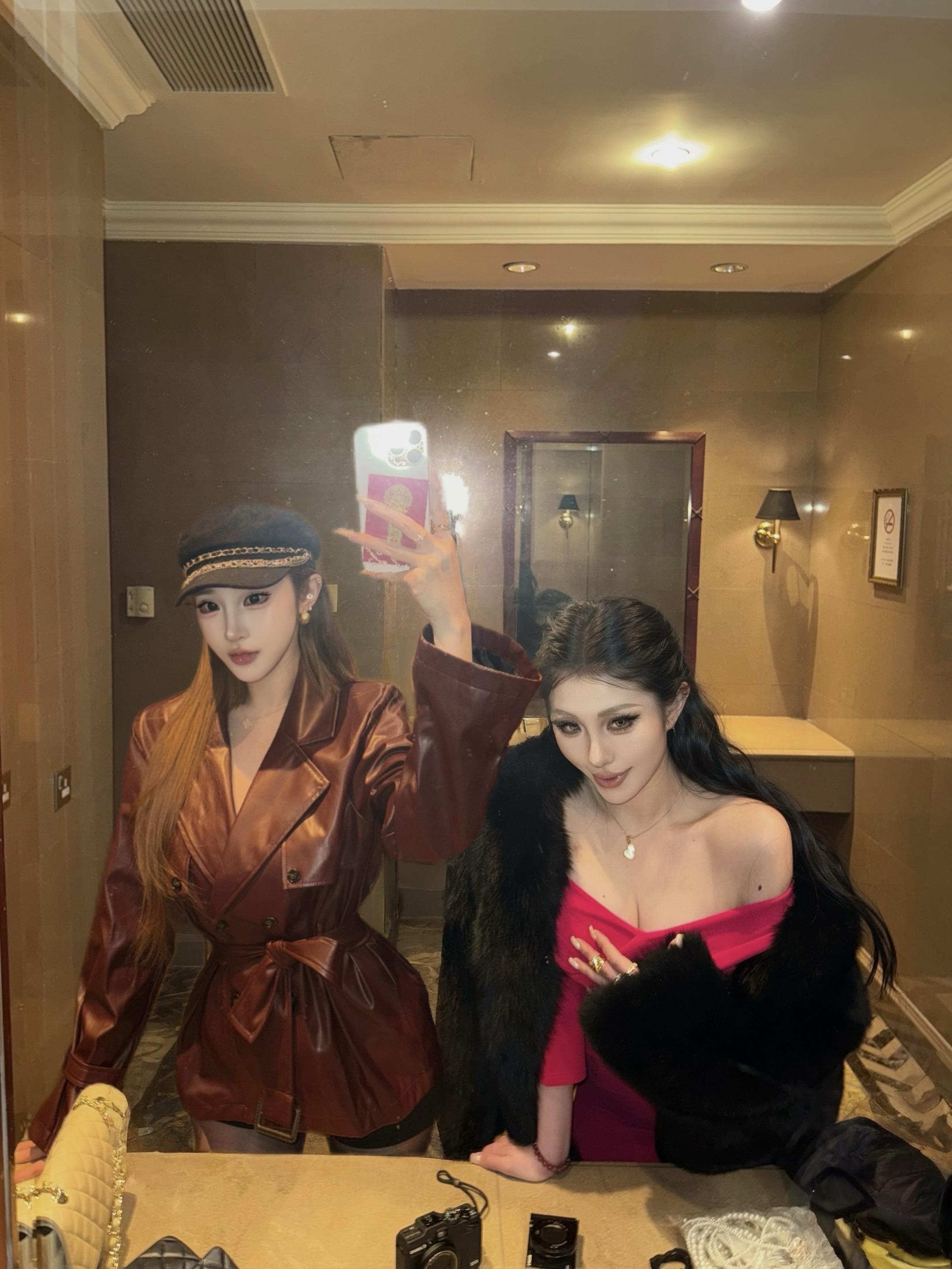 讨厌我俩的有福了 我俩又凑一起了。