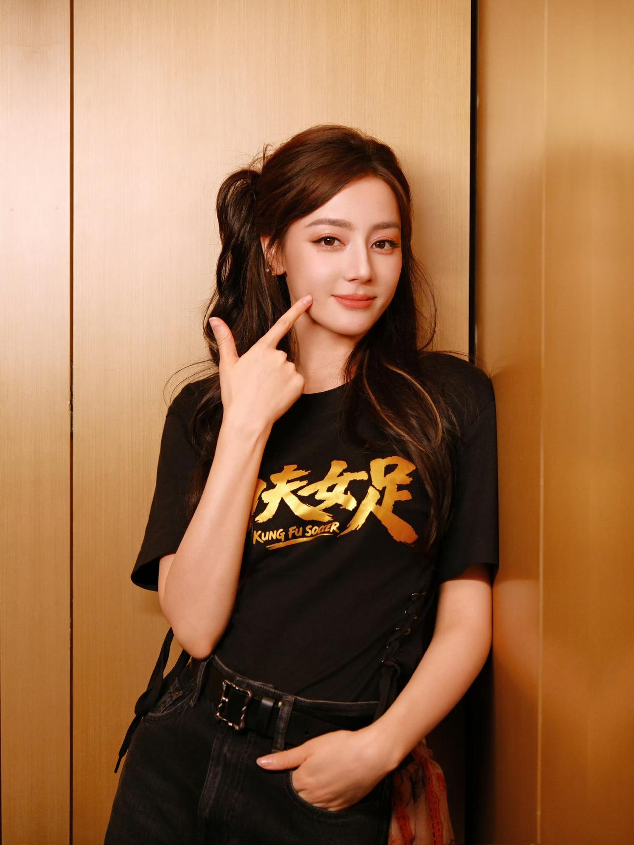 迪丽热巴连发8张比“8”手势照片宣传《功夫女足》！
这个手势大有深意，代表她饰演