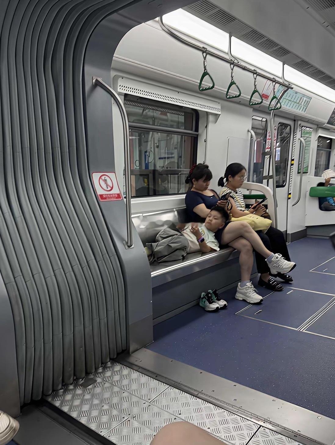坐地铁碰到这种事该咋办 