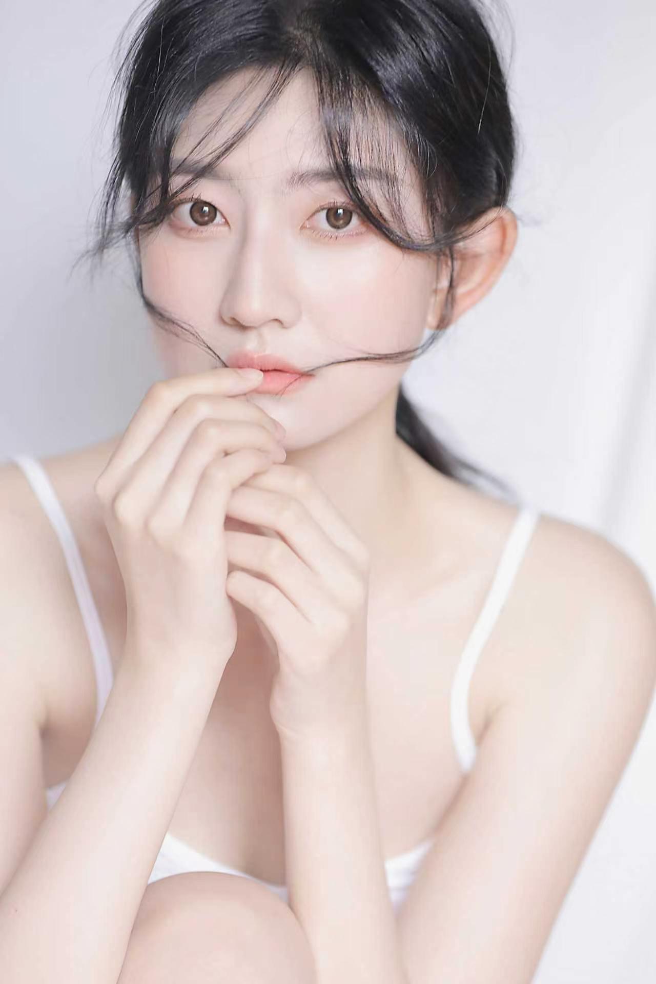 像清晨第一口深呼吸，干净、清透、不染尘埃。🍃 这组氧气写真肖像，没有浓妆和复杂