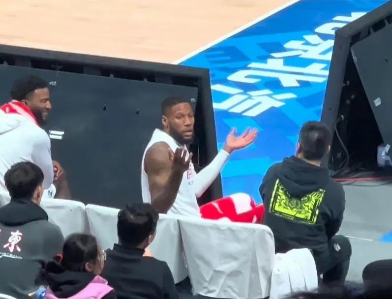 威姆斯竟然能听懂中国话？直接和北京球迷吵起来了！

在徐杰崴脚倒地的时候，有北京