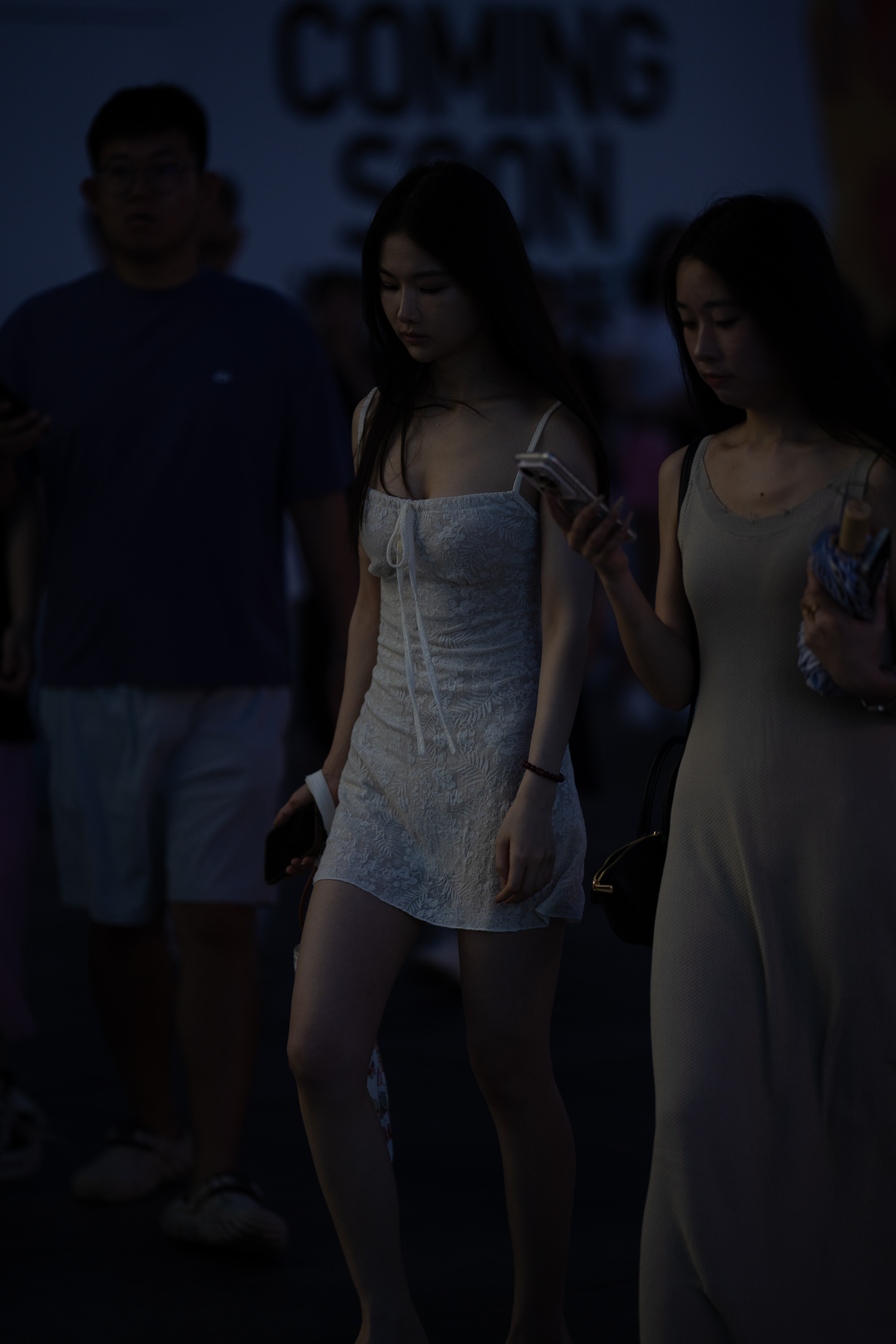 晚风踩着暮色来 