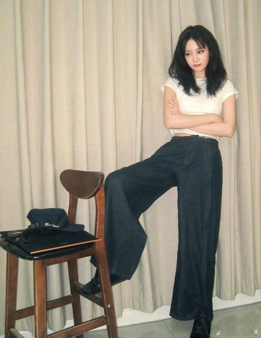 迪丽热巴解锁全新刘海，颜值再添新感觉～ 