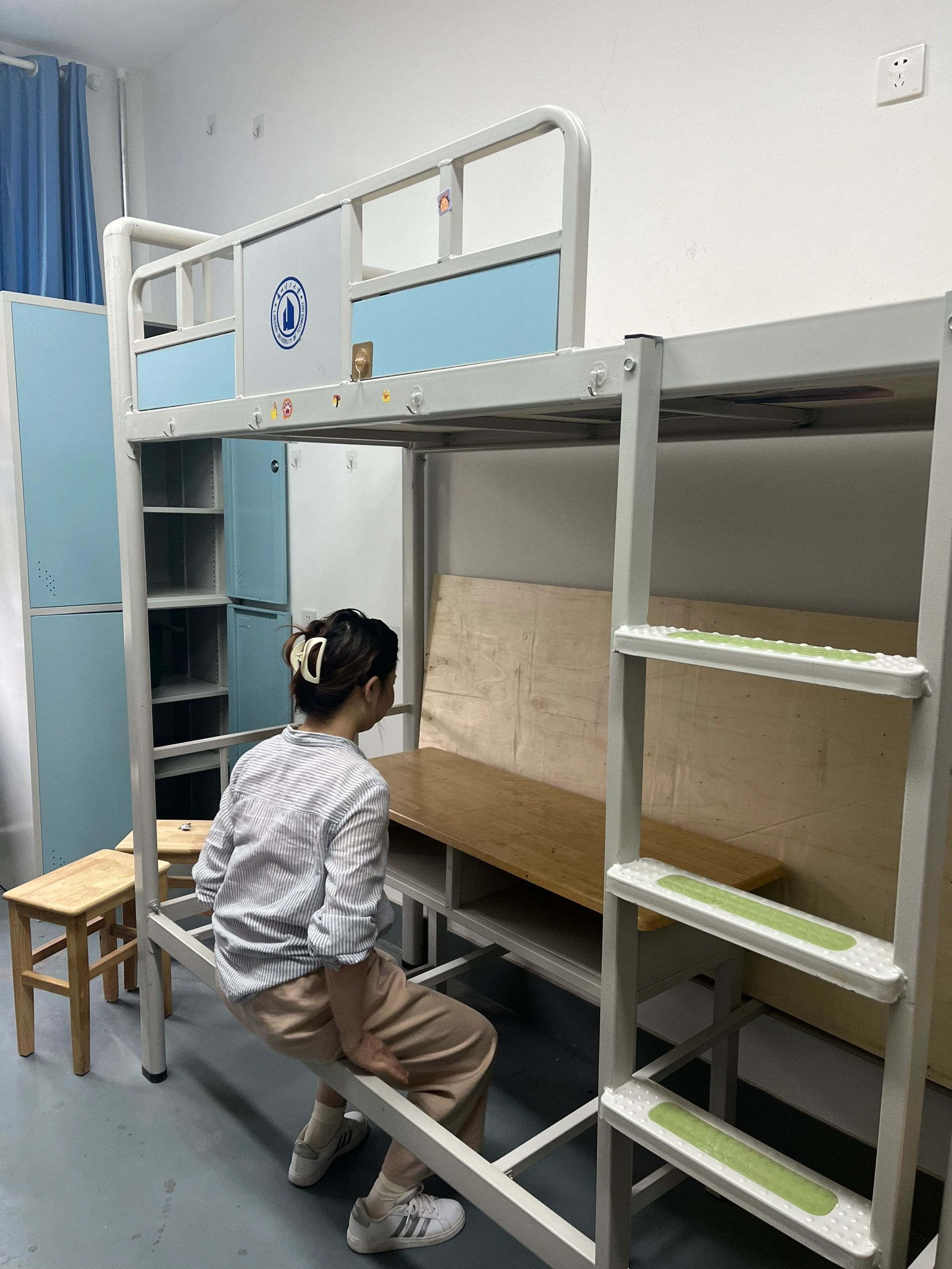 新宿舍的上床下桌长这样看得出来学校努力过了 ​​​