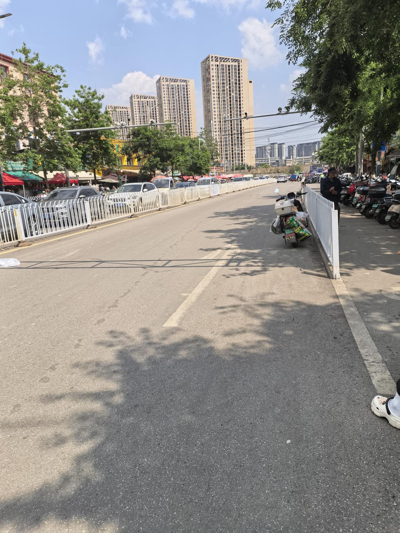 大渔路地铁站这段路近期当地的交警城管已经在管理了，比以前的情况好多了，以前这三百