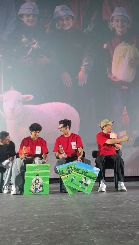 沈腾蒋奇明奥马尔拍全家福沈腾蒋奇明奥马尔还原全家福圆满了！影片里没能拍成的合照，