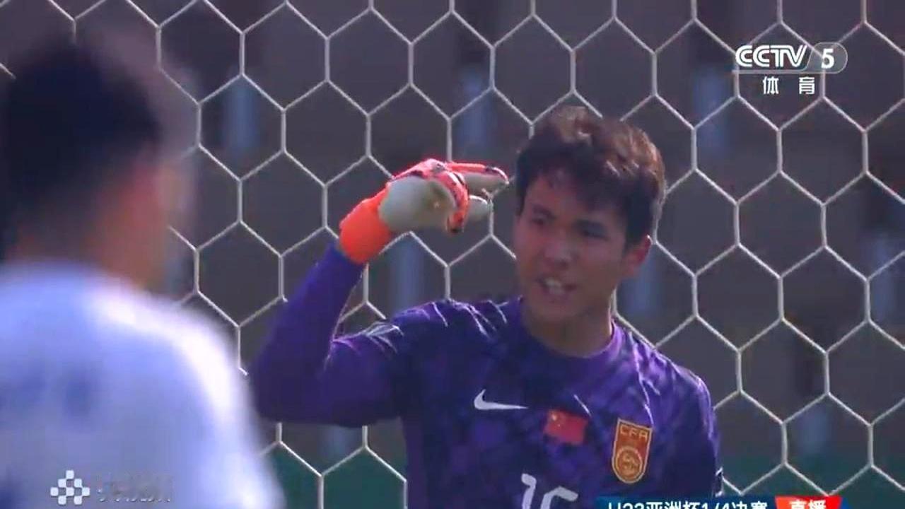 李昊一人挡了28脚射门
 
上半场我们控球不到两成，球像粘在对面脚上。李昊左扑右