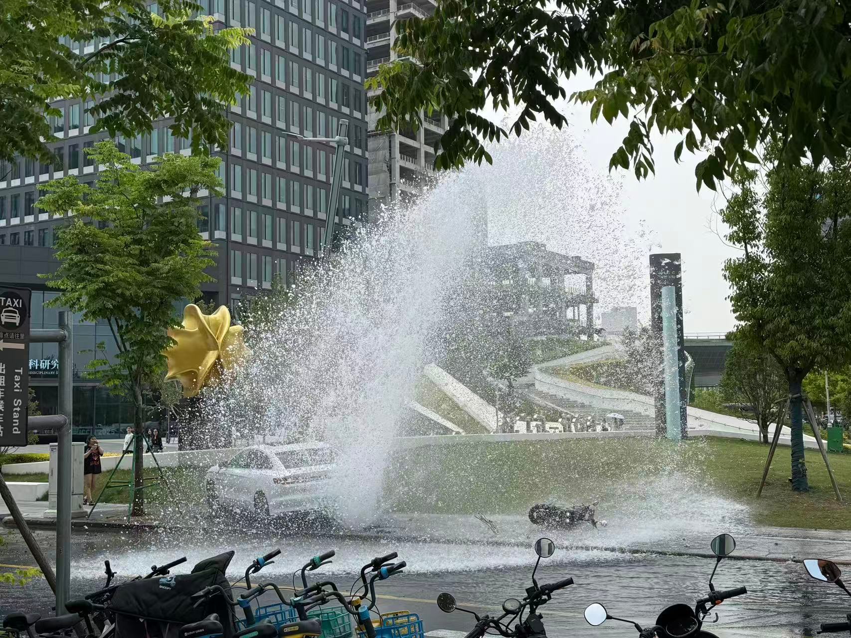 恋与深空 我笑的不行，欺负锦鲤的下场就这样。大屏掉了水管还爆了，生日过成这样也是