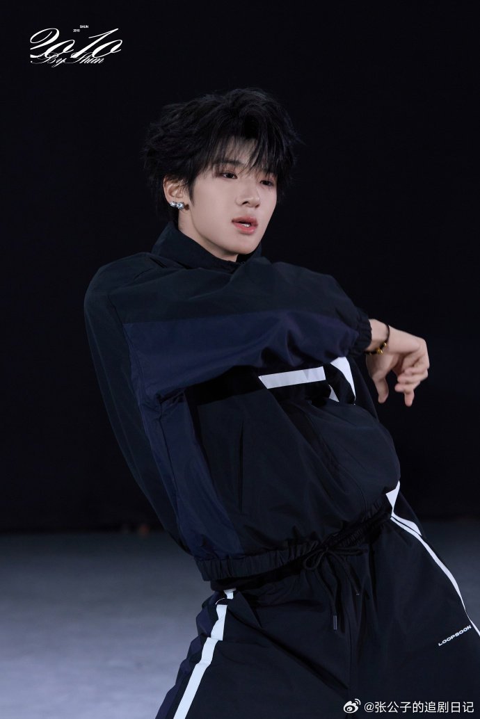 张峻豪黑衣湿发张峻豪随手一拍湿发大片张峻豪湿发配黑衣也太会了，随便一拍都是时尚大