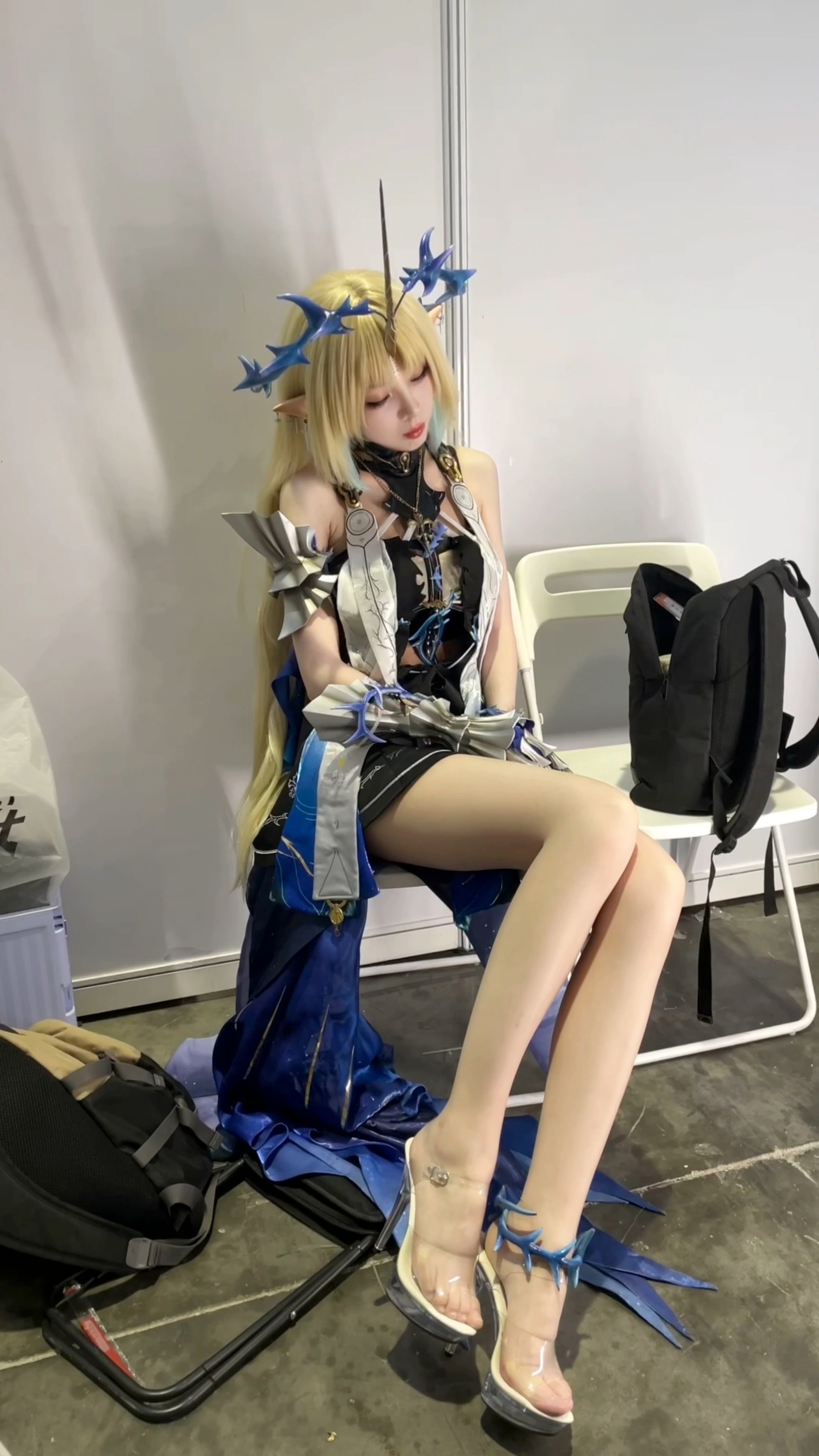 鸣潮[超话]鸣潮鸣潮芙露德莉斯鸣潮2025agf 上工就开始表演原地大小睡绝活[