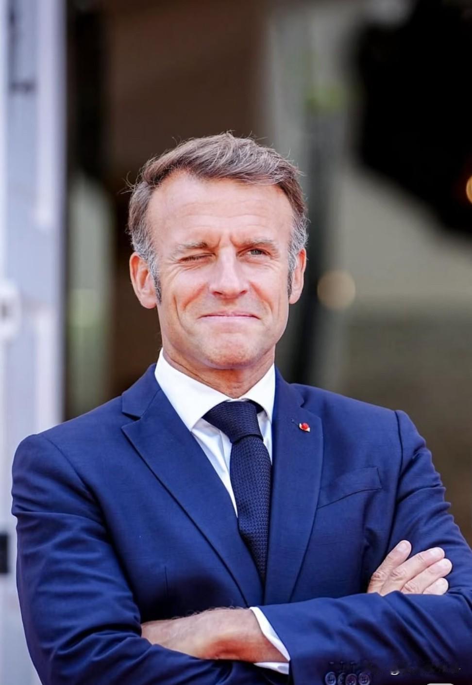 马克龙太自不量力了，
倒打一耙太离谱，
没想到中方的反制打得他毫无脾气。

马克