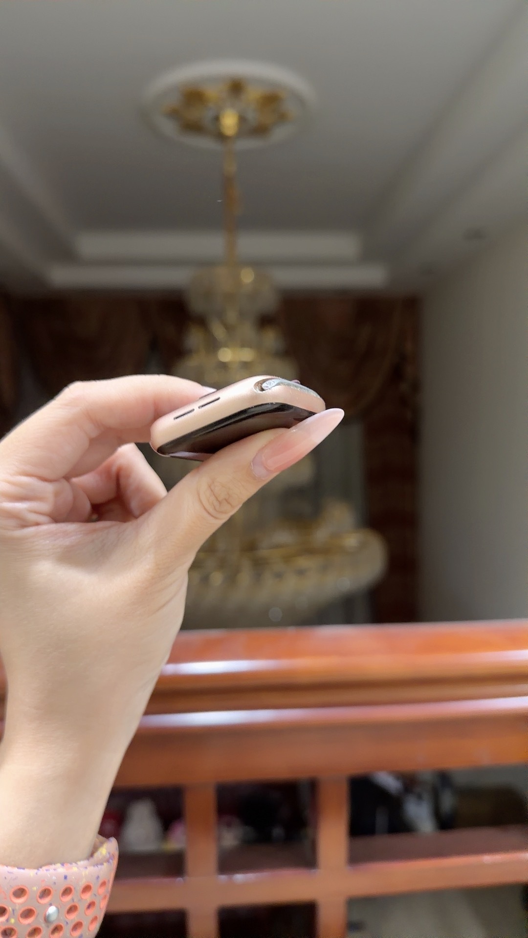 有会修iWatch的大神吗？…我妈的手表换表带，我自告奋勇帮她拆，结果表带断在卡