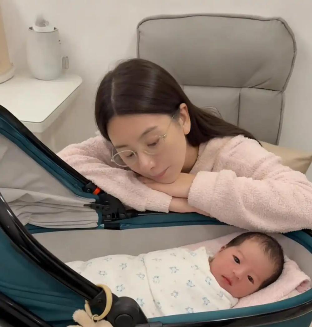 郭富城宠妻新姿势！三胎后为方媛每餐配5道菜，当专属摄影师

圣诞前夕，方媛晒出与