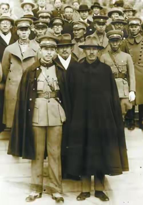 1936年12月12日凌晨5点，临潼华清池，枪声骤响。蒋介石穿着睡衣从窗户跳出去