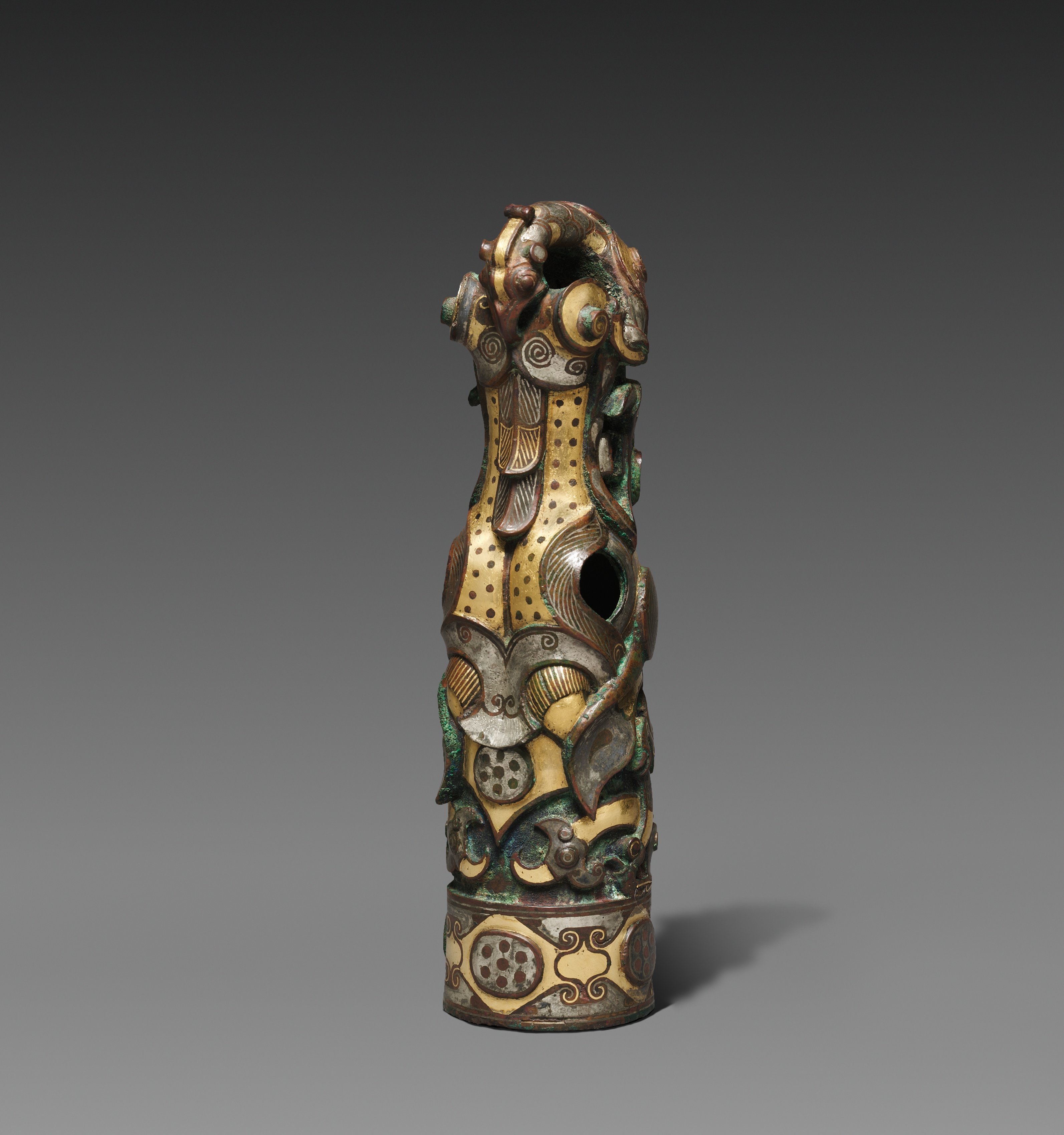 克利夫兰美术馆藏战国错金银龙鹰搏形车饰.传出自洛阳金村 