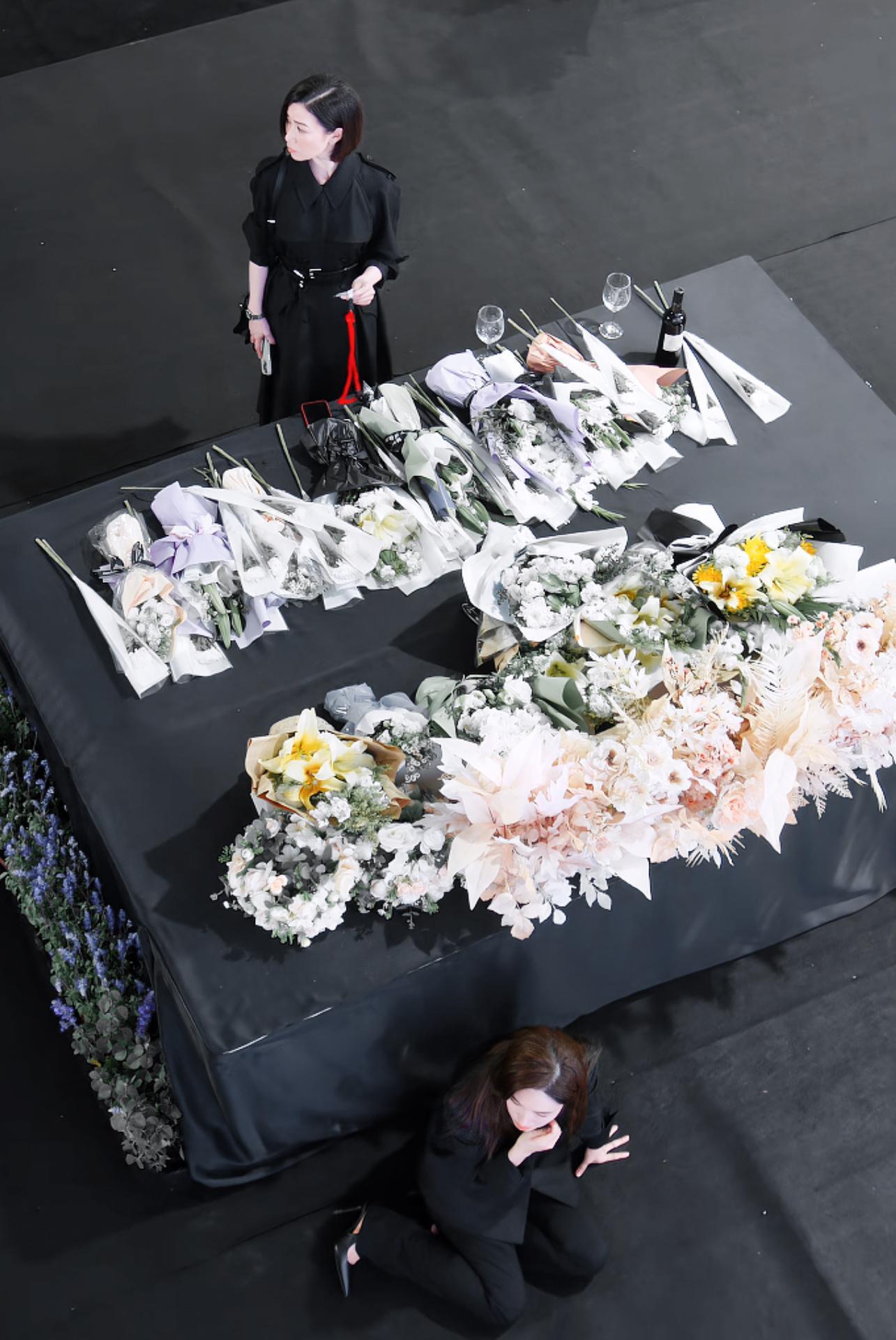 新闻女王2看到现在觉得man妍这十几集最有张力的还得是第一集这段文慧心站着手上拿