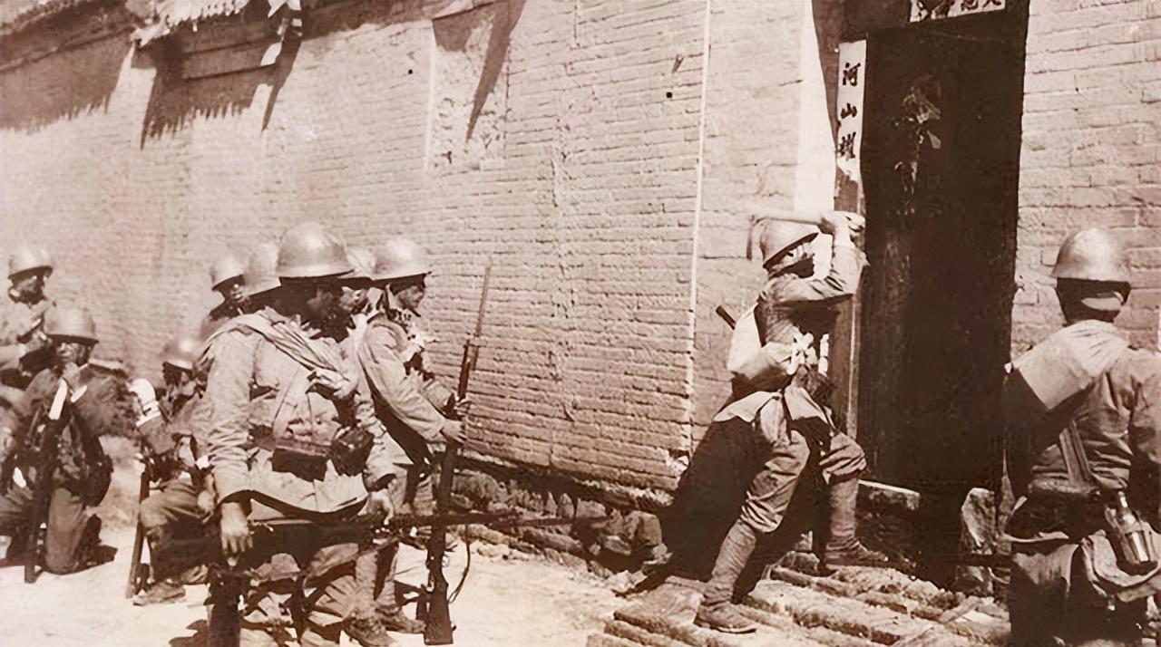 1940年，日军进村后，开始三五成群地闯入中国老百姓家里扫荡。

他手脚并用爬上