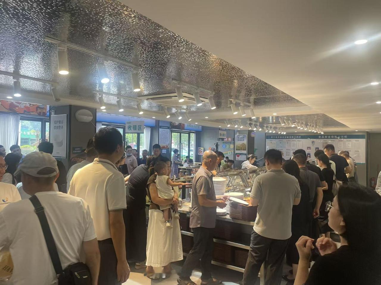 分享我这周有趣的事：今天中午亲眼看到一个女孩偶遇一个男孩。原来“姻缘天注定”，这