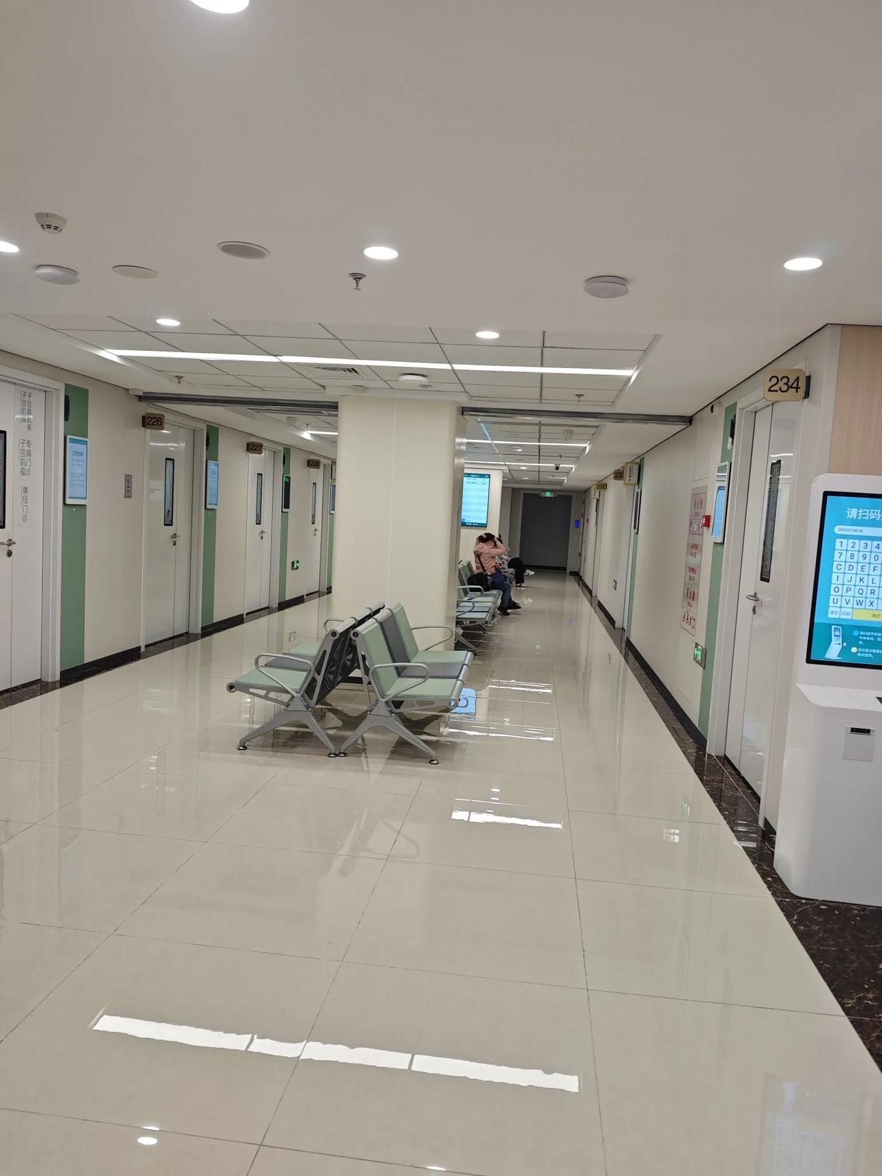 简直离谱至极！女子胸口疼就医看病，明明确诊只是肋骨疼痛、无需隐私检查，男医生却在