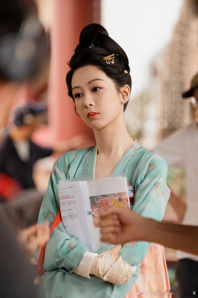 杨紫何惟芳种自己的花  杨紫何惟芳走自己的路  卖花担上的何惟芳，将 “种自己的