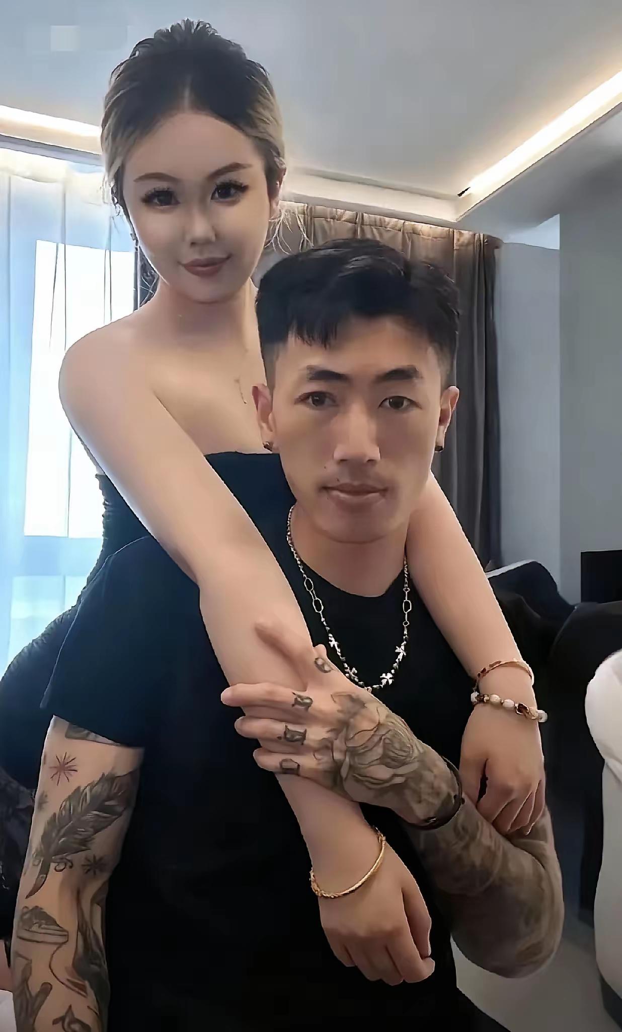 女护士带男友值夜班进配药室"帮忙"？停职通报之下，更该追问管理漏洞！
 
1月3