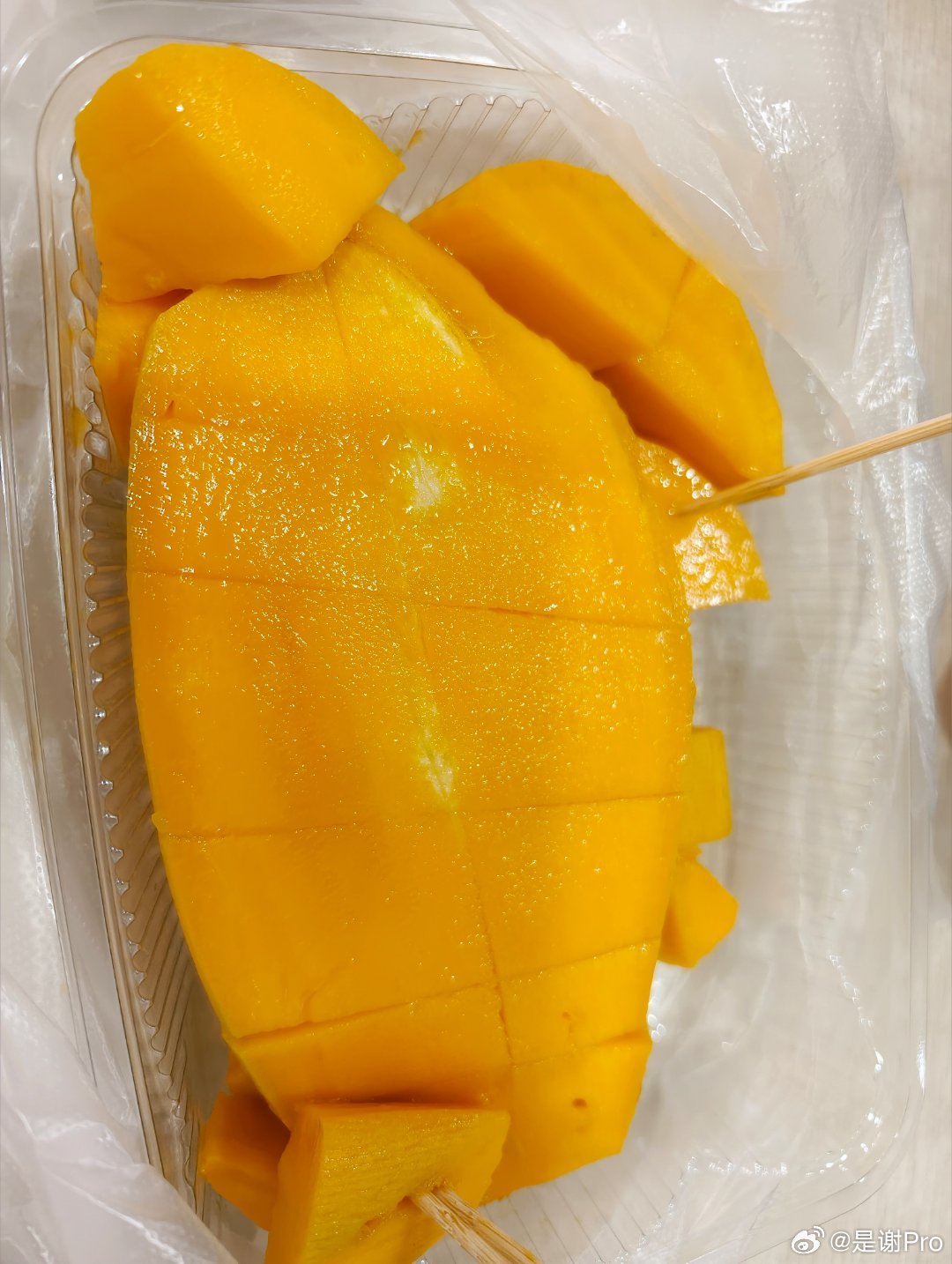 现在真的不是吃芒果的时候，不甜不说还一点芒果味都没有  还是以前的芒果好吃 现在