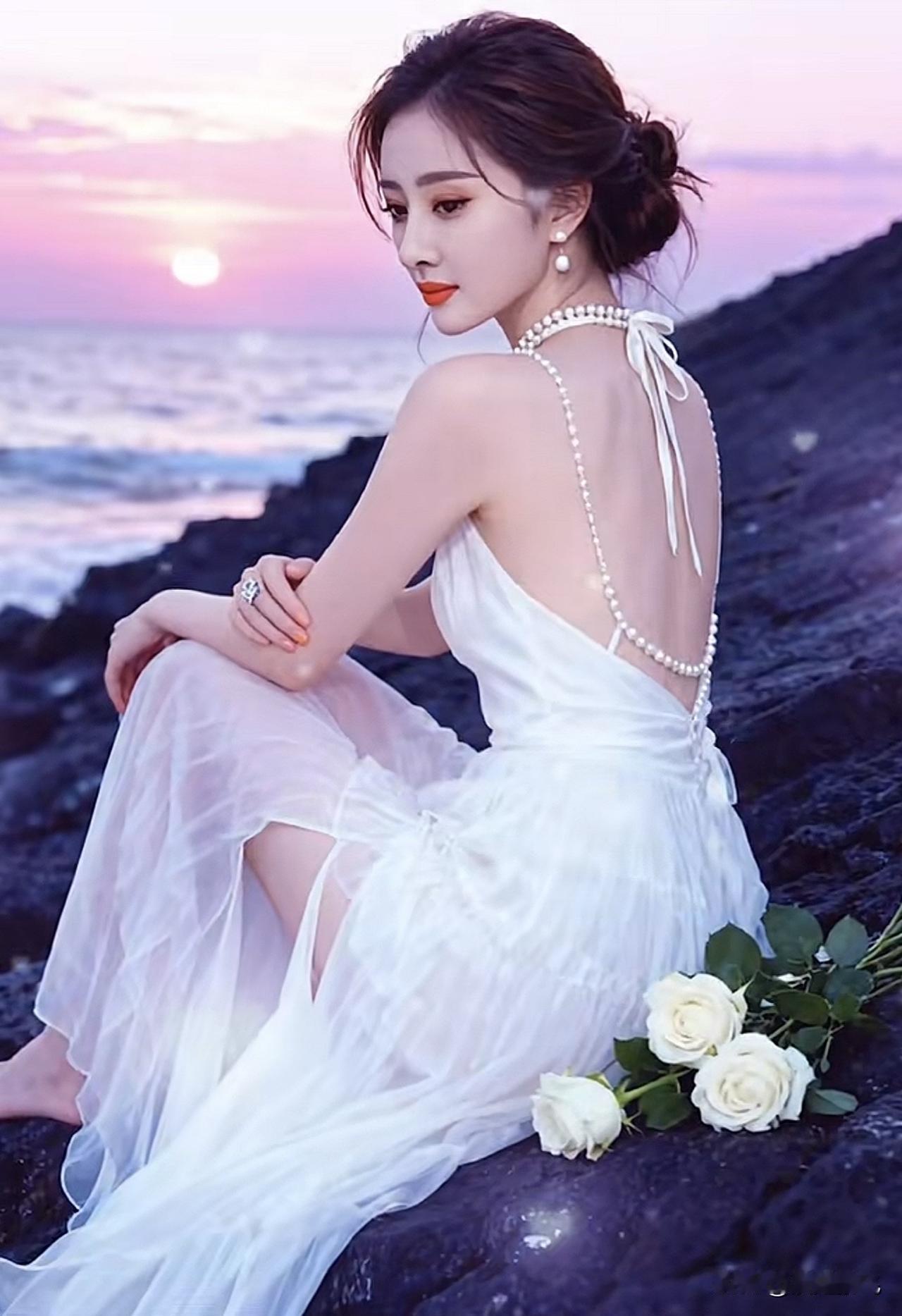 月色如水，美人倚海。海风美人照 水光花影照 月色朦胧人陶醉 水光花影照 月色朦胧