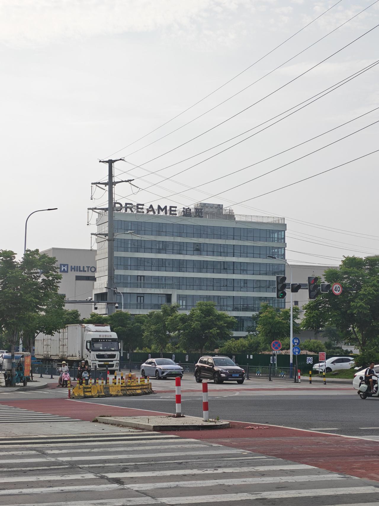 追觅在嘉兴秀洲区王店镇的大楼，这是追觅与地方国资的深度合作，还是很成功的。

追