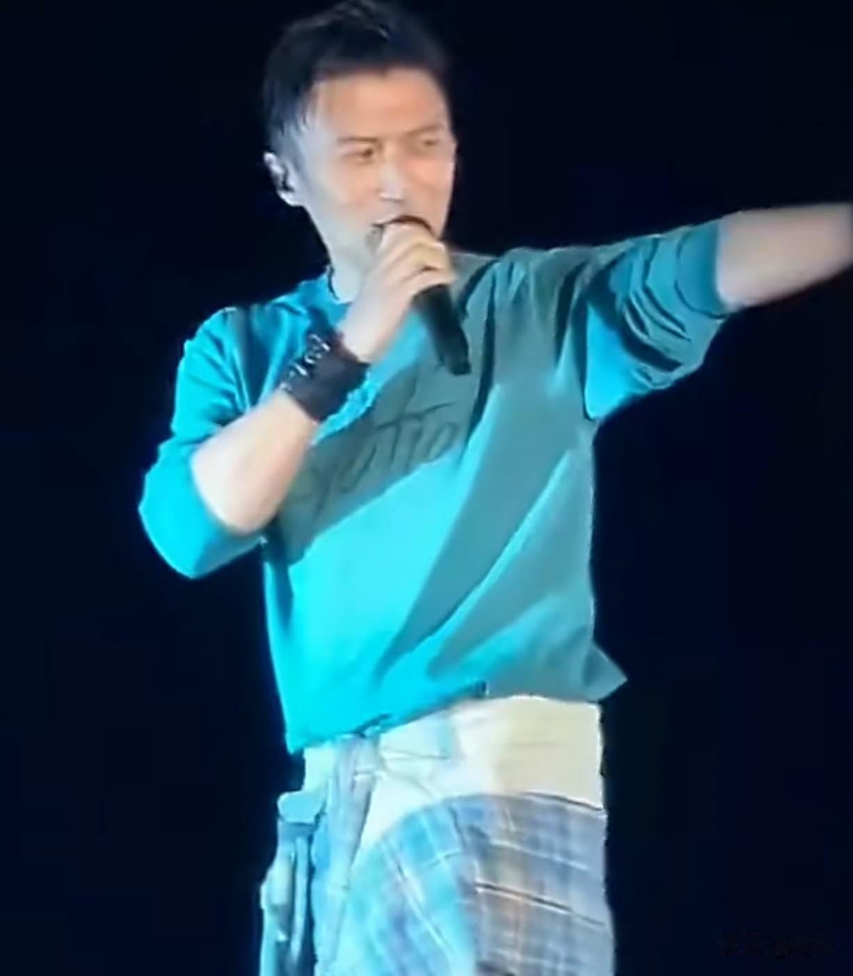 不少人疑惑为何没有公开发文祝福，其实现场一遍遍重复的心意就已经足够说明一切。不必