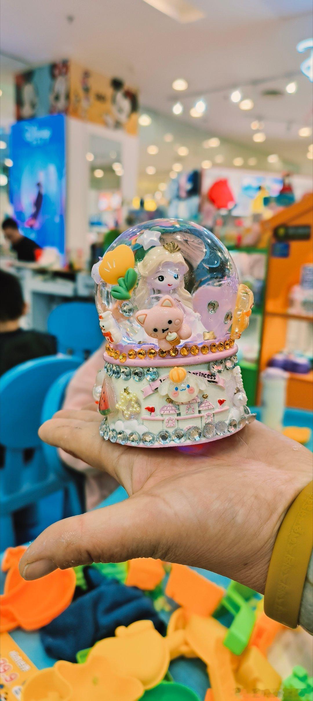 我今天出来见到游乐场的老板。她逮着我一顿夸。说现在的我看起来，比半年前看起来年轻
