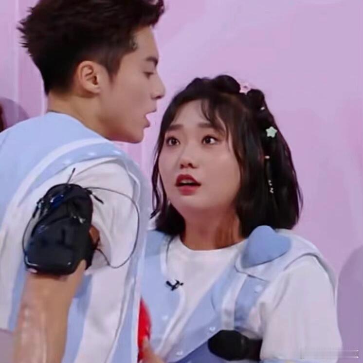 王鹤棣包场李雪琴新剧我们棣棣又偷摸摸给朋友包场啦，包场雪琴新剧《毒舌家庭》，顶好