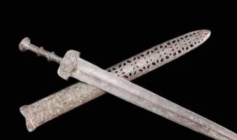 河南一位大爷带着价值5亿的宝剑鉴宝，专家鉴定为赝品，大爷一句：“你知道我的真实身