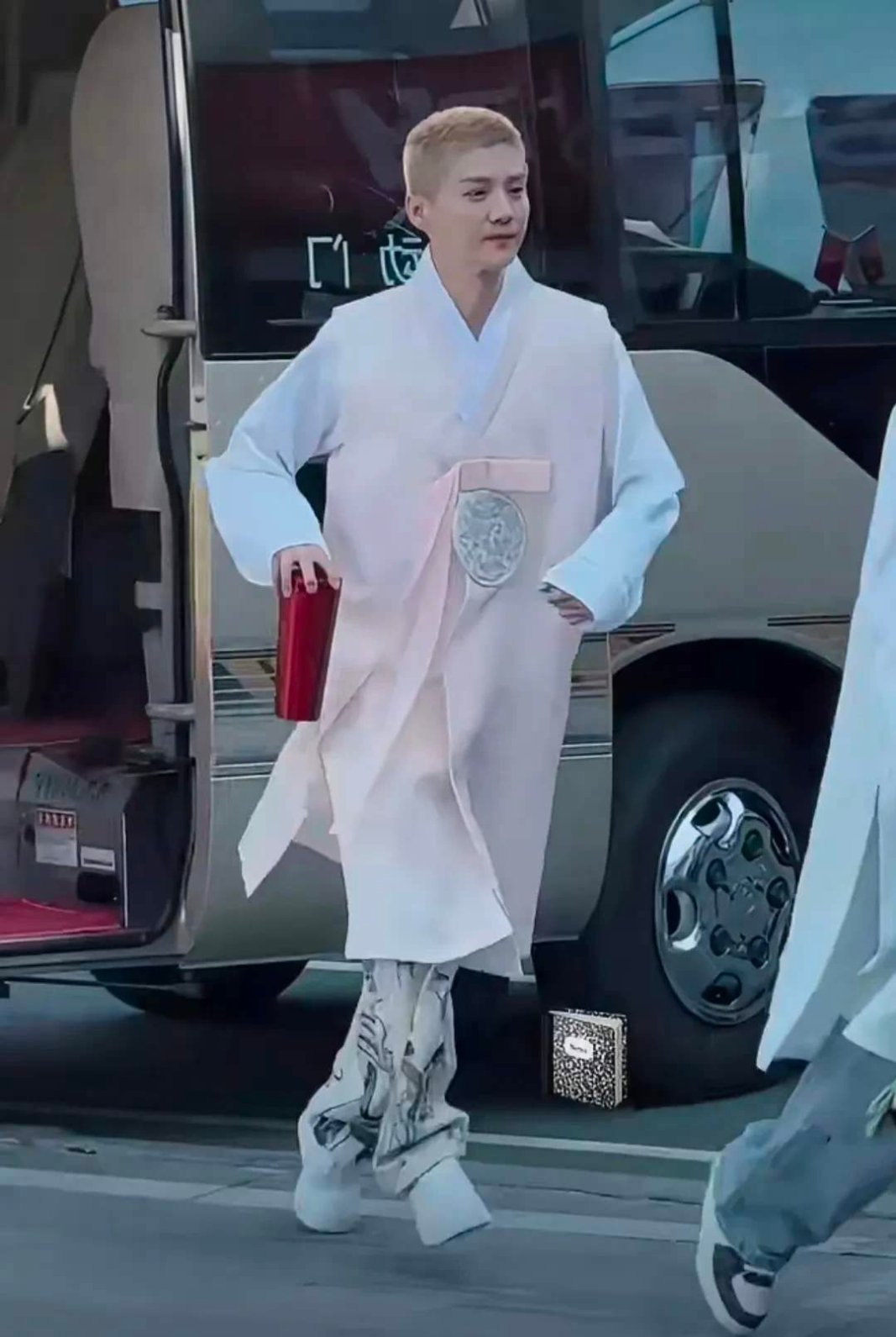 鹿晗早就该剪掉长发了，寸头多有男子气概！ 