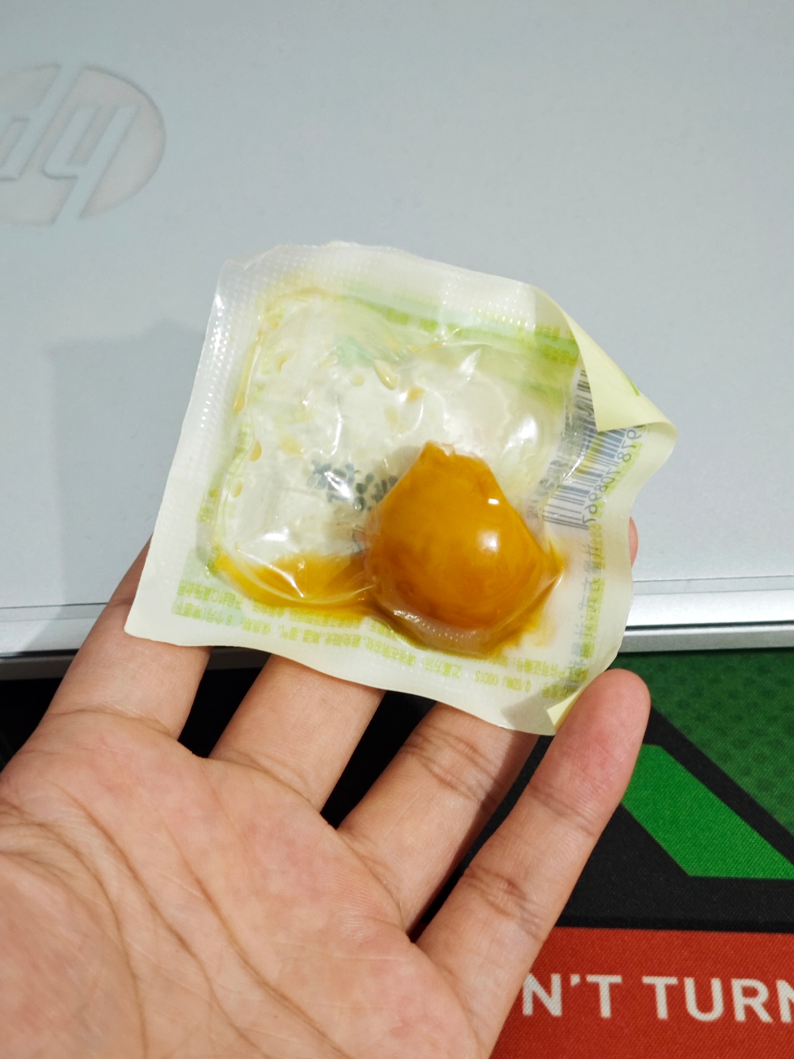 我吃这个鹌鹑蛋就没有一次不崩这个汤汁的，要么崩脸上，要么崩手上，要么崩身上，要么