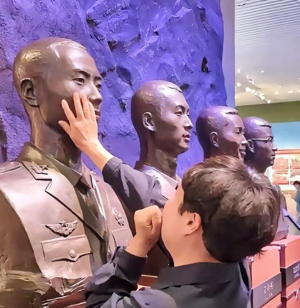 太好哭了！三名女子走进中国人民革命军事博物馆，当看到三位戍边烈士雕像时当场情绪崩