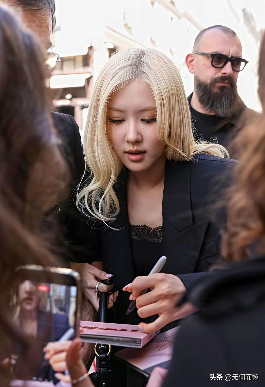 这个把头发染成金黄色的女孩，长得比较漂亮，穿的也比较时尚，充满了青春的活力，她挽