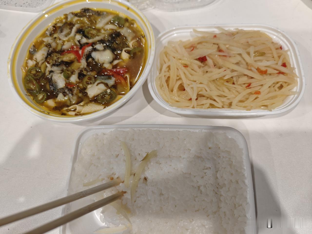 都说深圳这边消费高，今晚上点了份外卖感觉也不高啊！
一荤一素一米饭的外卖才15元
