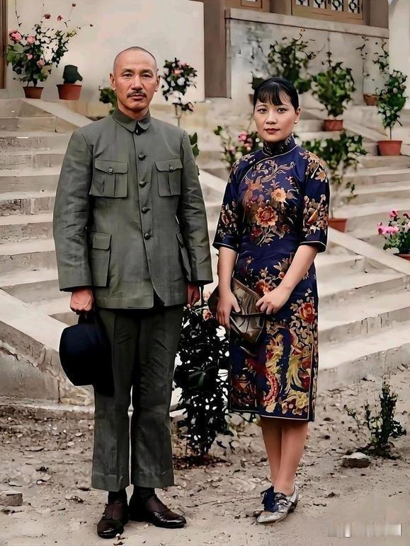 这是1934年南京拍下的一张老照片，47岁的蒋中正，身边是37岁的宋美龄。
没有
