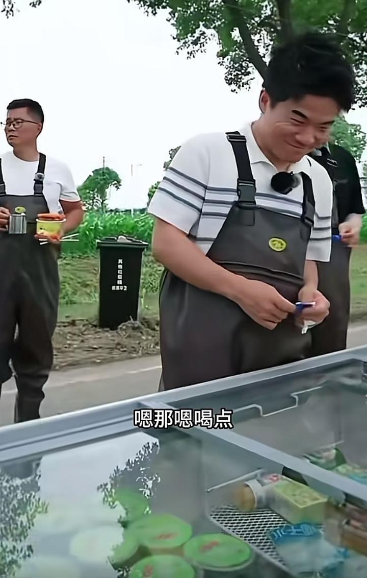 谁懂啊！董宇辉看到摆摊冰箱里的乌苏啤酒，眼睛瞬间亮得像灯泡，嘴角都压不住笑意了。