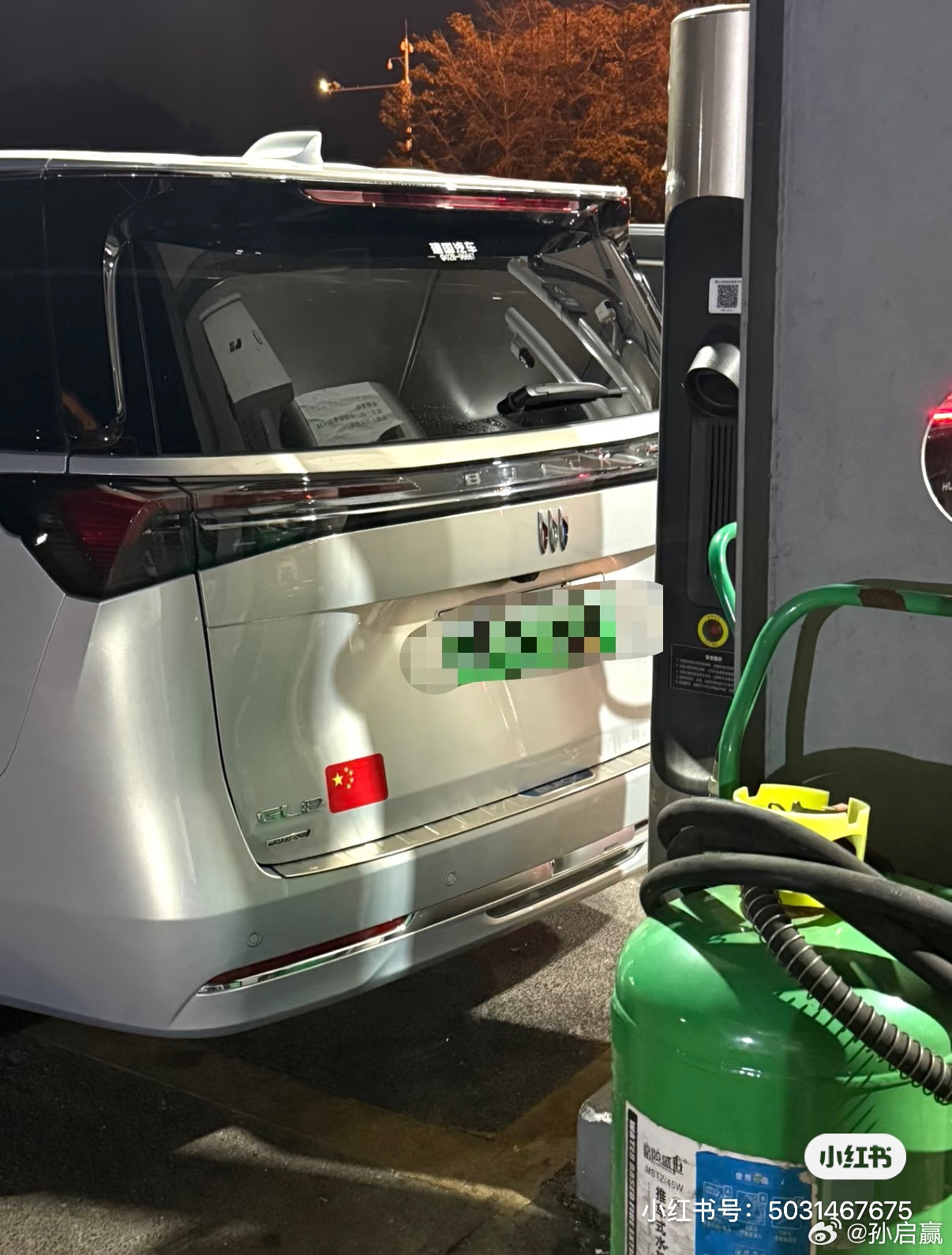 网上骂理想骂的一个比一个起劲，现实中谁不想急头白脸在理想超充站抢个位置