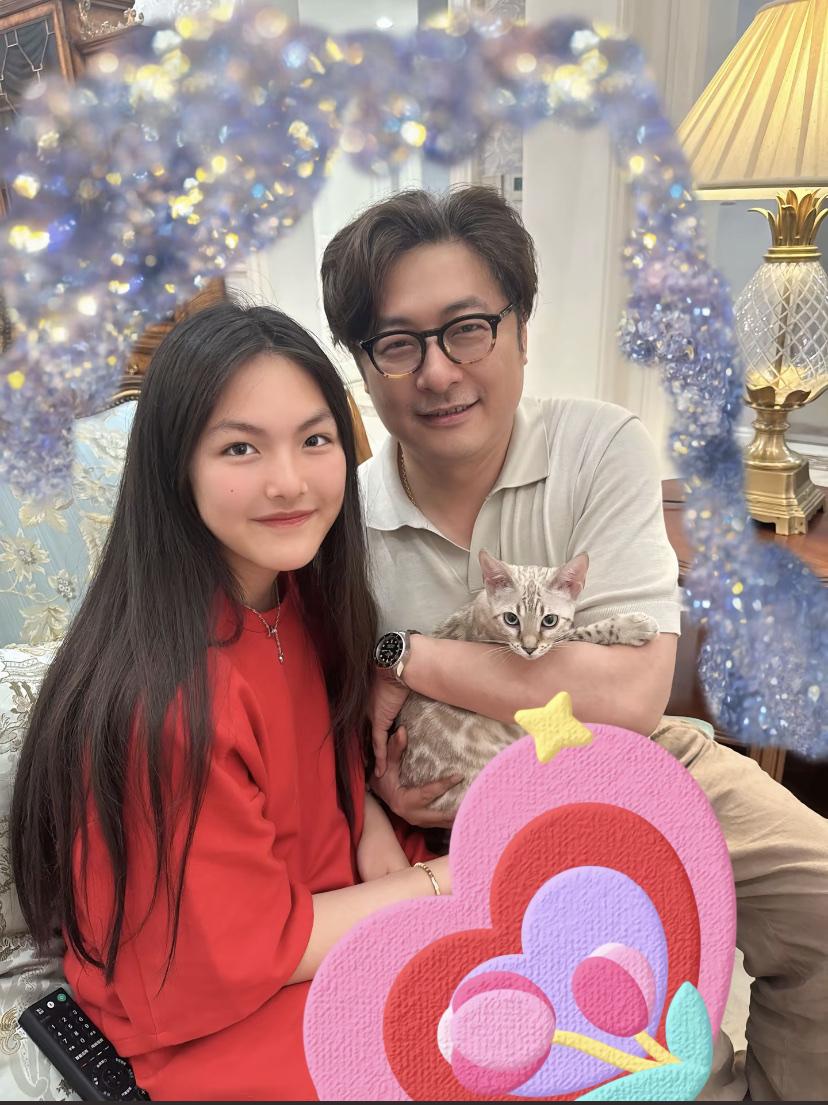 不得不说王岳伦跟李湘关系相处的真不错，前几天李湘刚发了女儿王诗龄抱着这只小猫的照