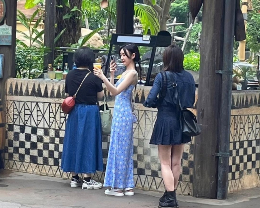  原来是毛晓彤，状态也太好了，少女感十足 