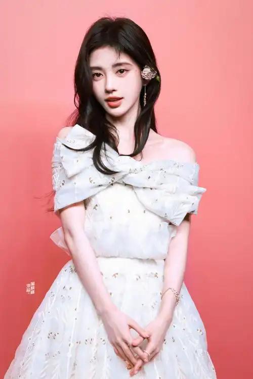 近日，网络上关于鞠婧祎涉税问题的传闻甚嚣尘上，引发了众多网友的关注与讨论。然而，