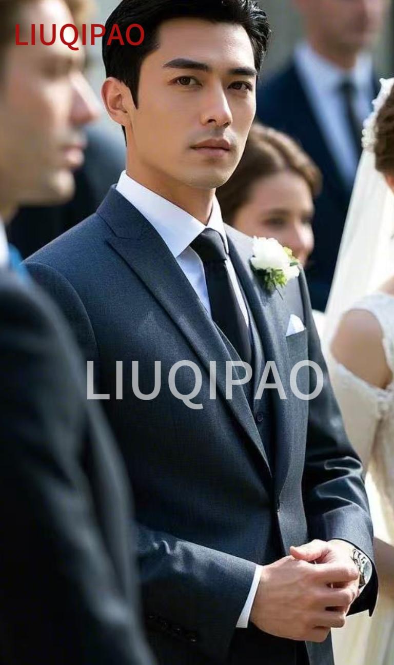 新郎穿西装，神情专注。