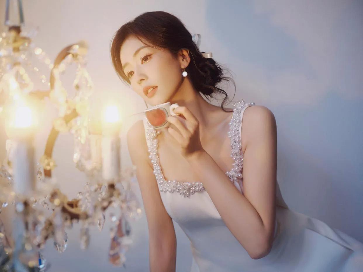 白鹿身穿白色连衣裙，温润优雅，摇曳生姿！