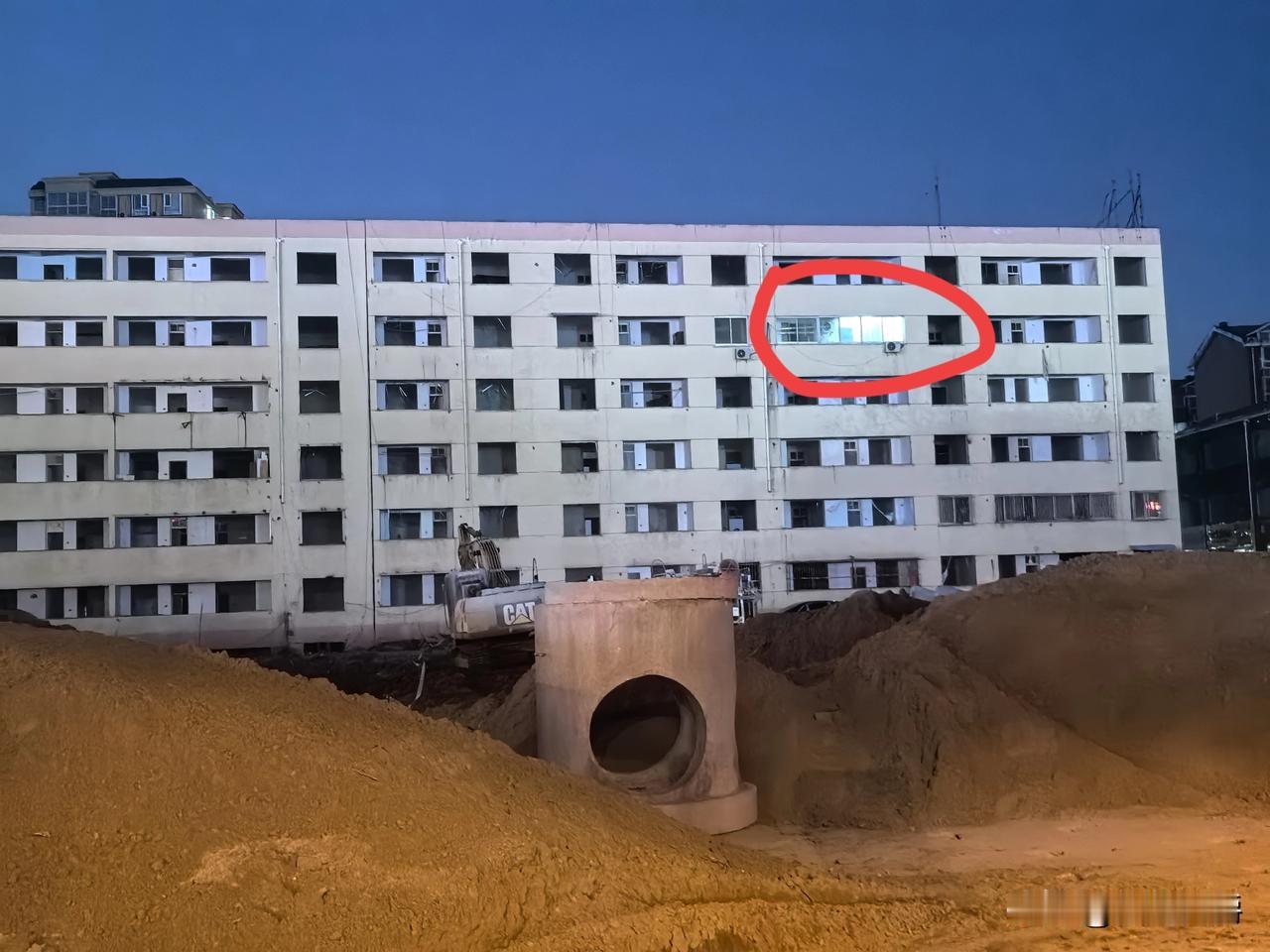 看！
钉字户！

哈哈哈，一栋楼堵一条路，只因这一家拆不了，楼下是一堆一堆修路用