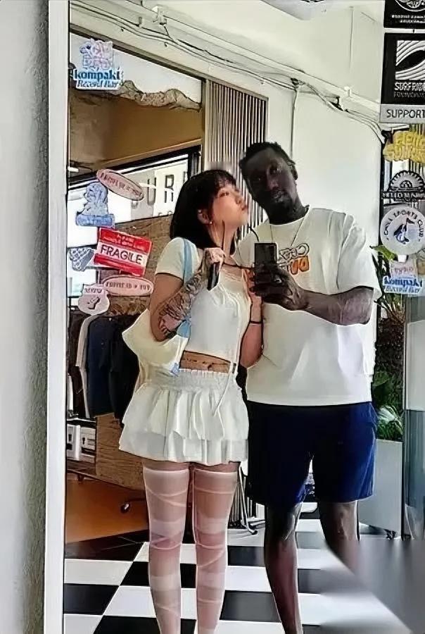 浙大女生带黑人男友回家

父母当场轰人

背后原因引争议！这姑娘说两人同居半年，